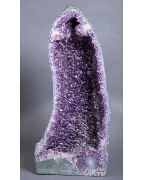 306-Geoda de cuarzo amatista. Altura: 110 cm.