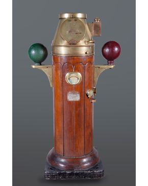 393-Bitácora Sestrel de Henry Browne & son. en madera y latón. Medidas: 145x80 cm.