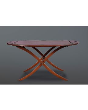 392-Mesa de barco con perfiles abatibles. Patas exentas plegables. Medidas: 47x75x100 cm.