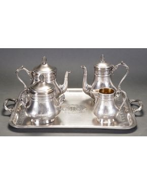 418-Juego de café y té en plateado de Christoffle. Decoración grabada. Trabajo guilloché. Remate de piñas. Medidas ba