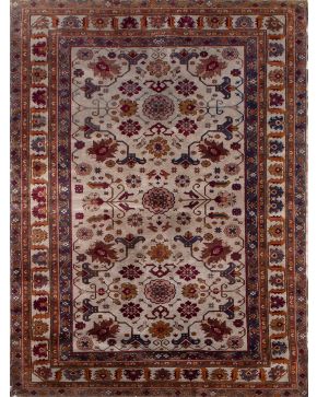 394-Alfombra caucásica en lana con decoración floral y vegetal esquemática sobre campo beige. Medidas: 225x165 cm.