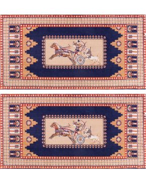 307-Pareja de alfombras irakíes en lana con decoración cinegética en el campo central sobre campo azul oscuro y cenefa e