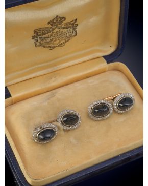 1-GEMELOS ANTIGUOS DE CABUJÓN DE ZAFIRO Y ORLA DE PEQUEÑOS DIAMANTES, Exquisito di