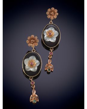 10-ELEGANTES PENDIENTES COLGANTES CON UNA PLACA DE ÓNIX CON UNA FLOR DE MADREPERLA,