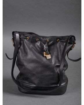 1002-LOEWE BOLSO DE PIEL EN FORMA DE SACO