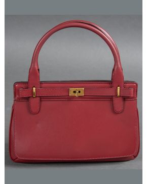 1006-GUCCI Bolso en piel color vino con monedero a juego.