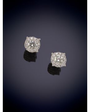 105-ELEGANTES PENDIENTES DE BRILLANTES MONTADOS EN GARRA en oro blanco de 18k. 