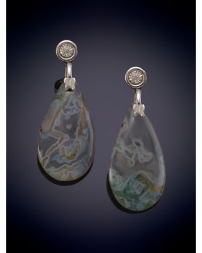 107-ELEGANTES PENDIENTES CON LÁGRIMA DE ÁGATA VETEADA CON BRILLANTES sobre una montu