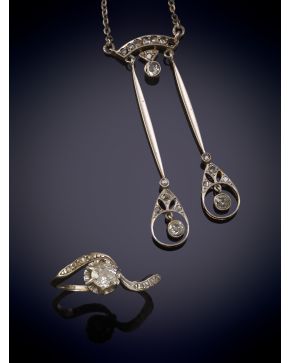 11-CONJUNTO C.1900 DE BRILLANTES FORMADO POR SORTIJA Y EXQUISITO COLGANTE, sobre un