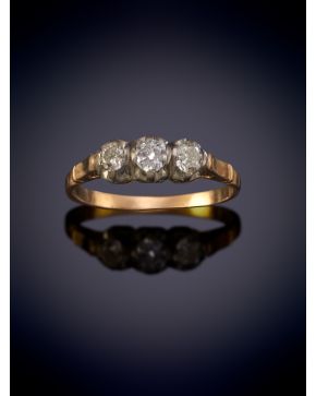 12-ELEGANTE TRESILLO ANTIGUO DE BRILLANTES sobre una montura en oro amarillo y plat