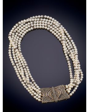 17-ELEGANTE COLLAR MULTIHILOS DE PERLITAS CON BELLO BROCHE DECORADO POR BRILLANTES 