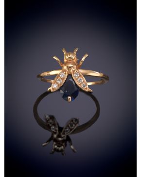 2-ELEGANTE SORTIJA EN FORMA DE MOSCA CON CUERPO DE ZAFIRO DE 0,44CT Y ALAS DECORAD