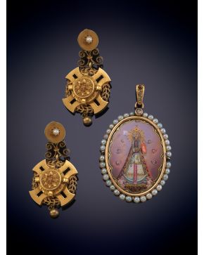 26-Conjunto antiguo de pendientes y medalla esmaltada de la Virgen del Rosario. 