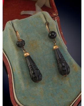 30-PENDIENTES LARGOS ANTIGUOS DE AZABACHE. En su estuche original. 