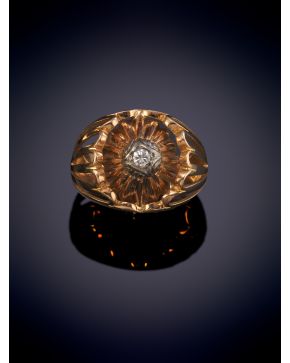42-ELEGANTE SORTIJA CHEVALIER CON CENTRO DE BRILLANTE sobre una montura en oro rosa
