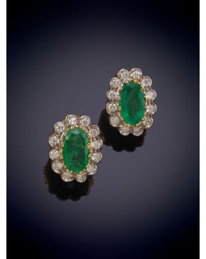 45-ELEGANTES PENDIENTES ROSERÓN DE ESMERALDAS ORLADAS POR BRILLANTES sobre una mont