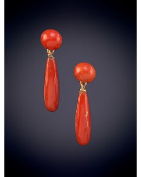 49-PENDIENTES DE CORAL MEDITERRÁNEO SOBRE UNA MONTURA DE ORO DE 9K. 