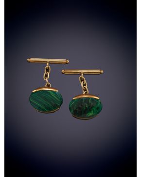 51-Gemelos para caballero en malaquita con montura en oro de 18k. 