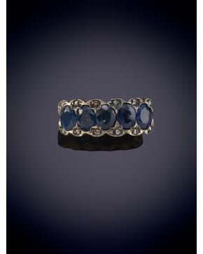 52-SORTIJA CINQUILLO DE ZAFIROS Y DIAMANTES sobre una montura con el frente de plat