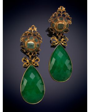 53-PENDIENTES CON DETALLE SUPERIOR ANTIGUO DEL QUE PENDE UNA ÁGATA VERDE. 