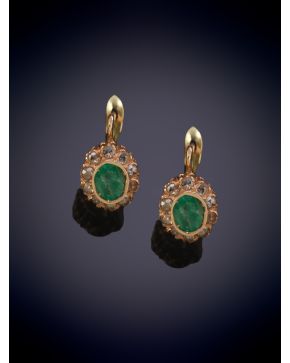 55-ELEGANTES PENDIENTES ROSETÓN DE ESMERALDAS ORLADAS POR BRILLANTES sobre una mont