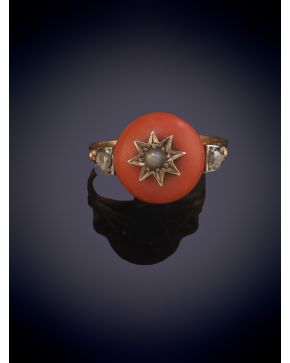 57-ELEGANTE SORTIJA ANTIGUA CON UNA ESFERA DE CORAL FLANQUEADA POR BRILLANTES sobre