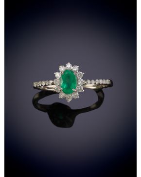 58-SORTIJA ROSETON DE ESMERALDA CON BRILLANTES SOBRE UNA MONTURA DE FINAS GARRAS EN