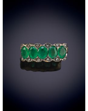 59-SORTIJA CINQUILLO DE ESMERALDAS Y DIAMANTES sobre una montura con el frente de p