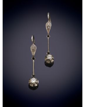 6-ELEGANTES PENDIENTES ANTIGUOS CON UN DIAMANTE COLGANTE que pende de una montura 