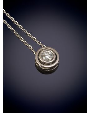 61-ELEGANTE COLGANTE CON UN CHATÓN DE BRILLANTE DE 0,20CT sobre una montura en oro 