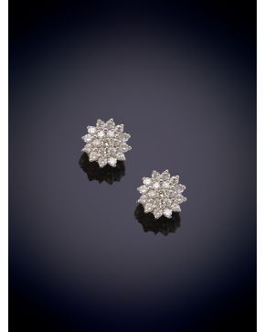 67-ELEGANTES PENDIENTES ROSETÓN CON BRILLANTES DE 0,45CT sobre una montura en oro b