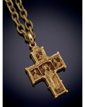 74-Cruz bizantina en oro labrado con cadena de eslabones entrelazados.