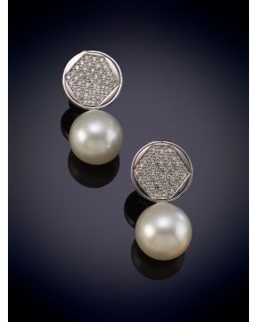 77-ELEGANTES PENDIENTES DE PERLAS AUSTRALIANAS QUE PENDEN DE UN CÍRCULO CUAJADO DE 