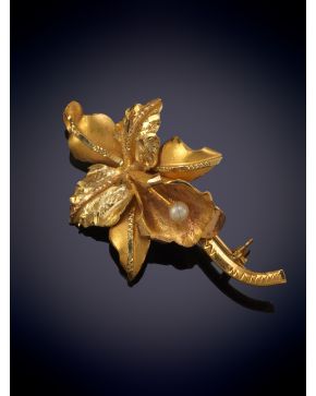 82-Sortija con un pequeño diamante talla antigua y broche orquidea en oro rosa y am