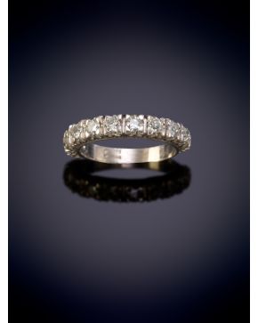 9-ELEGANTE MEDIA ALIANZA DE BRILLANTES sobre una montura en oro blanco de 18K.