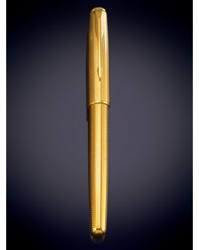 960-PARKER, dos plumas y un bolígrafo chapado en oro. 