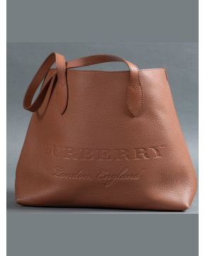 975-BURBERRY Bolso grande en piel marrón.