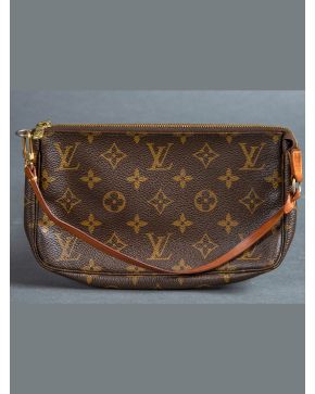 976-LOUIS VUITTON Pochette vintage en lona marrón con anagrama.