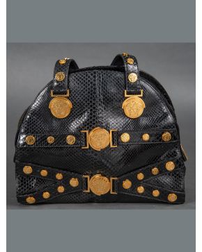 979-VERSACE Bolso en piel negra, con detalles de medusa en acero dorado, asa corta.