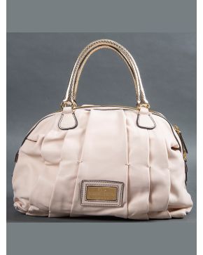 988-VALENTINO Bolso grande en piel rosa con asas doradas.