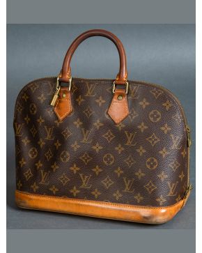 989-LOUIS VUITTON Modelo Alma", en lona marrón y remates en cuero. Con desperfectos.