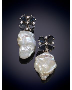 99-ELEGANTES PENDIENTES LARGOS CON UN ROSETÓN DE ZAFIROS DEL QUE PENDEN DOS GRANDES