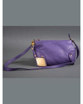 994-ESCADA SPORT Bolso bandolera en piel morada.