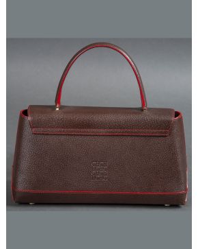 996-CAROLINA HERRERA Bolso de mano en piel marrón rígida con detalles en rojo, di