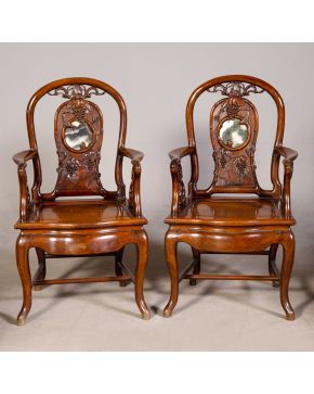 334-Pareja de butacas en madera torneada con patas cabriolé y respaldo calado con lacería y ramas de vid