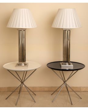 329-Lote formado por moderna pareja de mesitas auxiliares en acero cromado