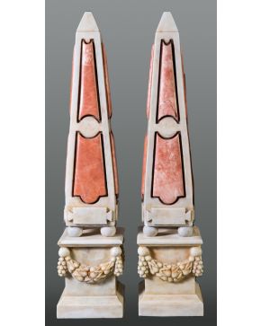 311-Pareja de obeliscos en mármol blanco y rosa