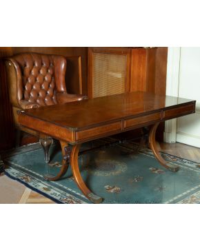349-Lote formado por: mesa escritorio de estilo inglés en madera con butaca en piel