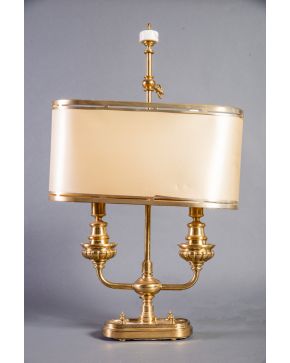 346-Lámpara de sobremesa "bouillot" de dos brazos de luz en bronce dorado. Lámpara