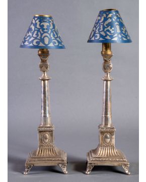 331-Pareja de lámparas de sobremesa estilo Luis XVI en plata con vástago a modo de c